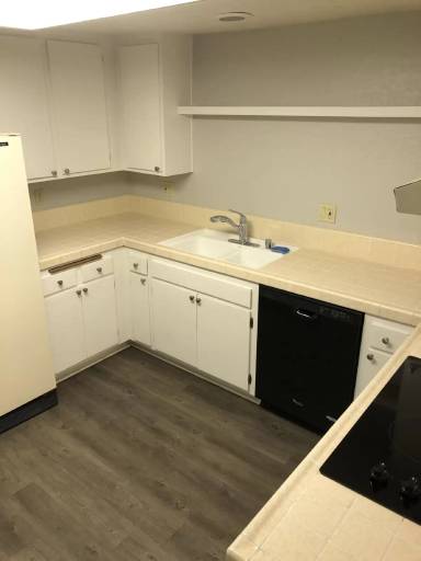 Main picture of 2043 Village Ln