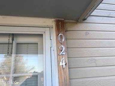 Main picture of Colonial Oaks Condominums