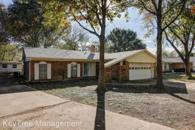 Main picture of 2720 Foxcroft Cir