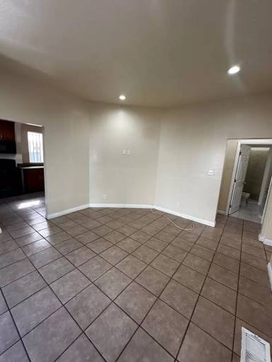 Main picture of 750 E 40th Pl