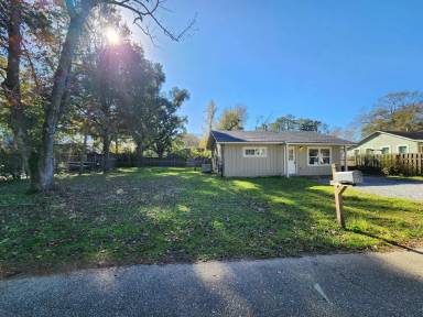 Main picture of 304 N College St W