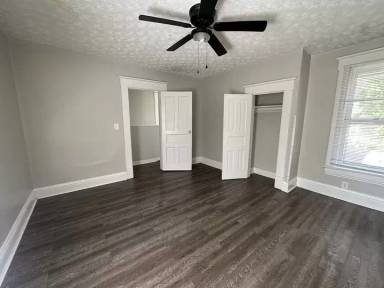 Main picture of 160 Lake St