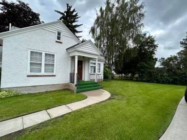 Main picture of 1046 S 1st St