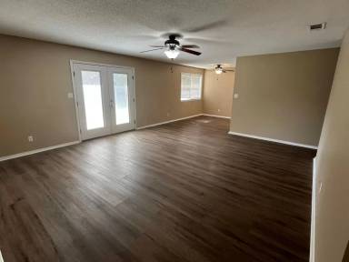 Main picture of 2005 S Tampa Ave