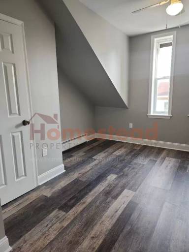 Main picture of 17 E Elm St