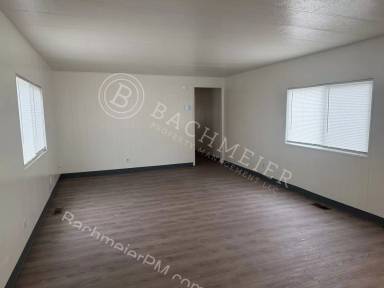 Main picture of 2918 NE Riverside Ave