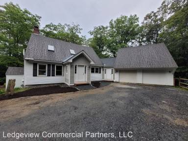 Main picture of 467 Shaker St