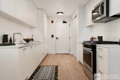 Main picture of 823 W Madison St