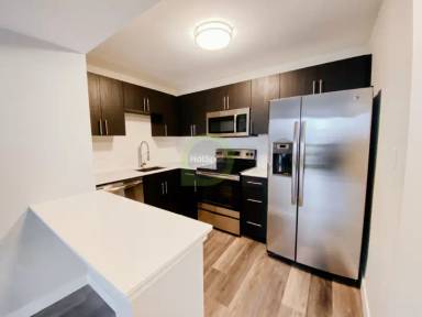 Main picture of 5 E Delaware Pl