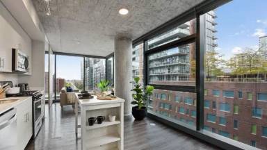 Main picture of 633 S Clark St