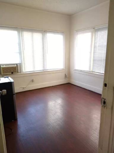 Main picture of 1831 W 11th Pl
