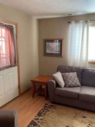 Main picture of 865 E Minnesota St