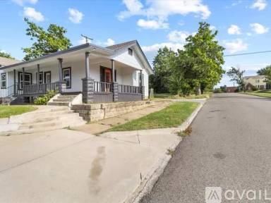 Main picture of 909 N Ellison Ave