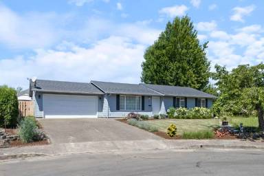 Main picture of 911 SW Warbler Ct