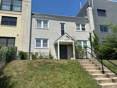 Main picture of 1932 3rd St NE