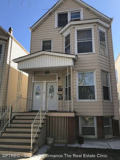 Main picture of 2727 N Ridgeway Ave