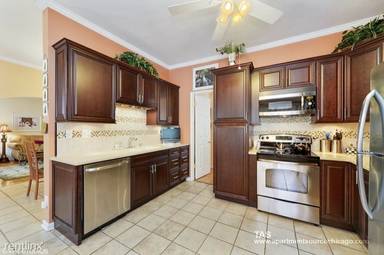 Main picture of 2215 W Wellington Ave