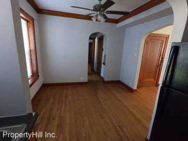 Main picture of 5636 W Melrose St