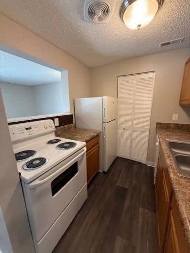 Main picture of 2701 S Emporia St