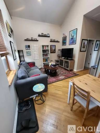 Main picture of 2033 W Erie St
