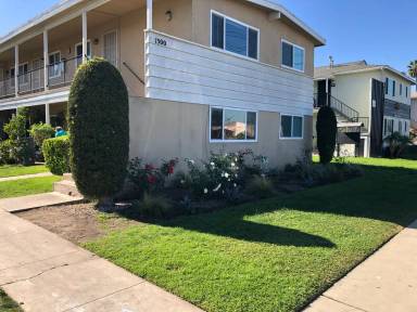 Main picture of 1300 W Valencia Dr