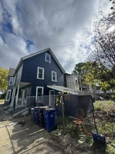 Main picture of 1020 E 74th St