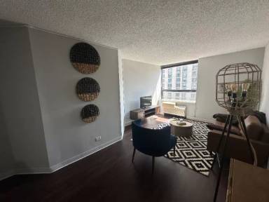 Main picture of 455 E Ohio St