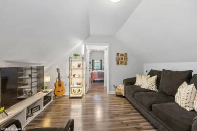 Main picture of 2337 S Sacramento Ave