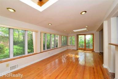 Main picture of 9 Wimbleton Ln