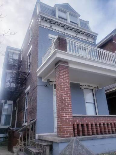 Main picture of 225 E 4th St