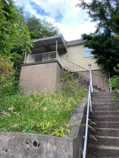 Main picture of 911 Hughes Ave
