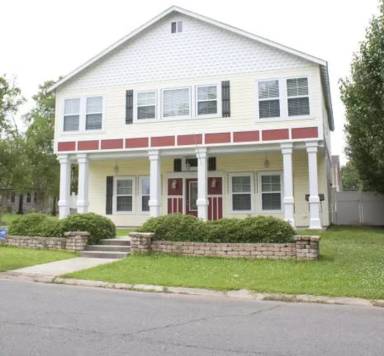 Main picture of 102 E Lee St