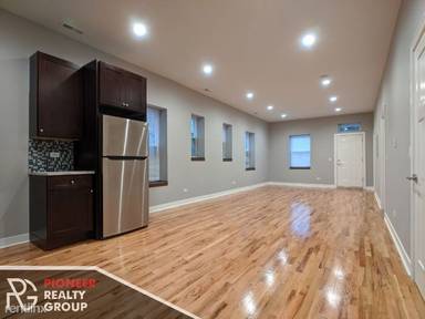 Main picture of 1923 W Montrose Ave