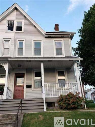 Main picture of 930 Center St