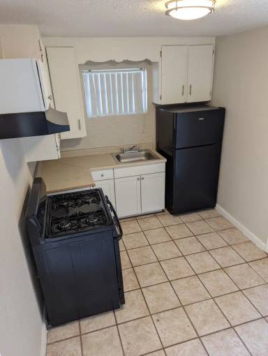 Main picture of 302 W Flores St