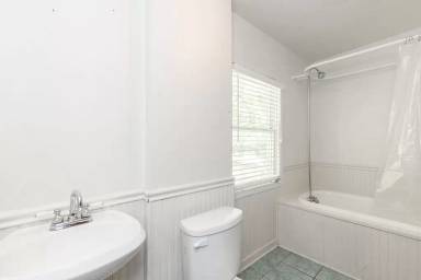 Main picture of 306 W 39th Ter