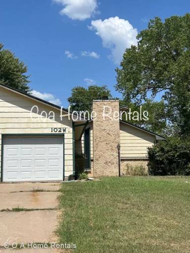 Main picture of 102 W Rosewood Ln