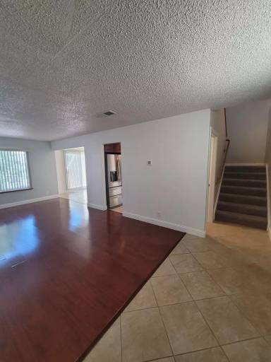 Main picture of 2400 Laguna Cir