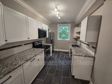 Main picture of 545 Lakeview Dr