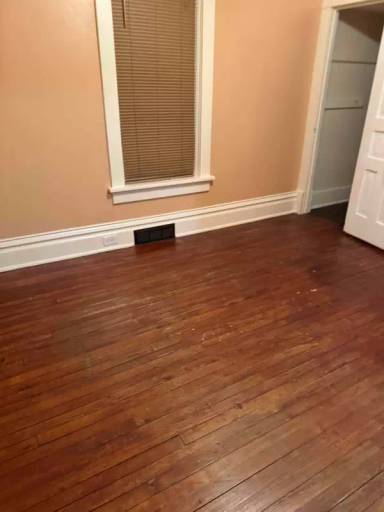 Main picture of 609 1/2 Chicago Ave