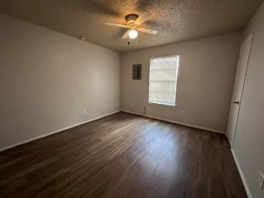 Main picture of 2103 S Loop 289