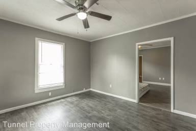 Main picture of 1637 E 50th St