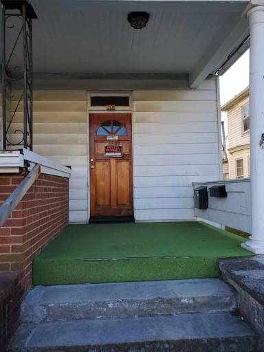 Main picture of 701 W King St