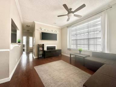 Main picture of 2300 Leon St