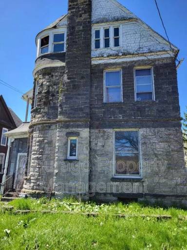 Main picture of 917 Lake St