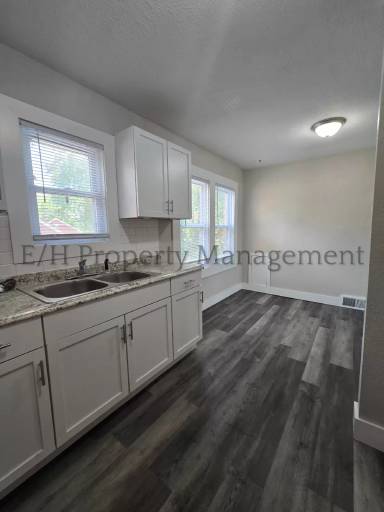 Main picture of 402 S Hydraulic St