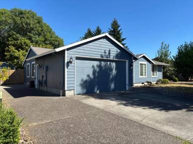 Main picture of 2216 SE Lewellyn Ave