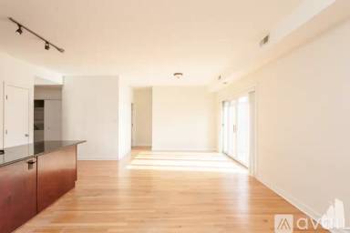 Main picture of 2158 W Grand Ave