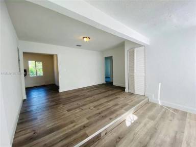 Main picture of 915 NW 59th St