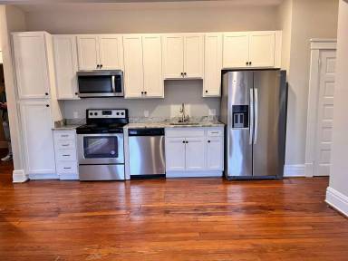 Main picture of 101 E Clay St